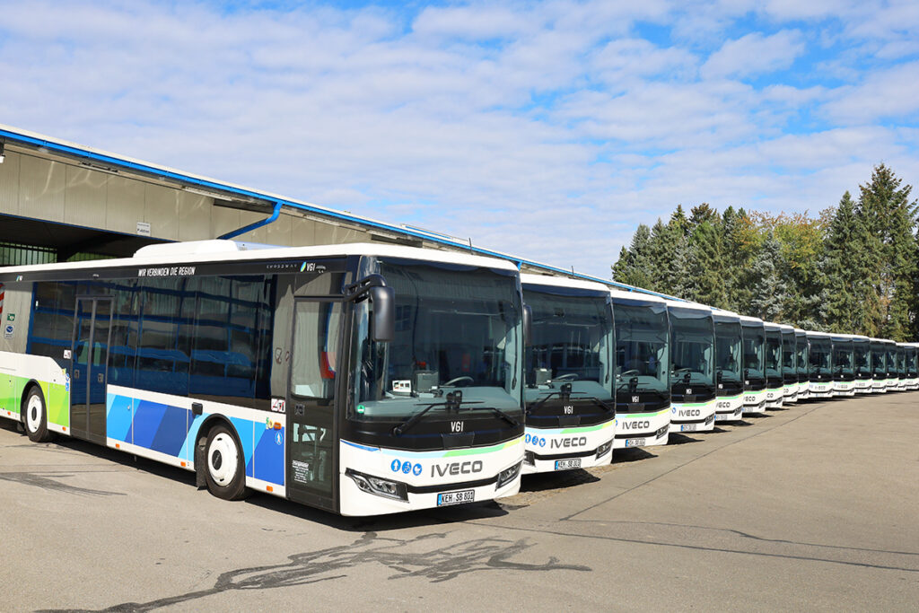 Zahlreiche Busse stehen nebeneinander.
