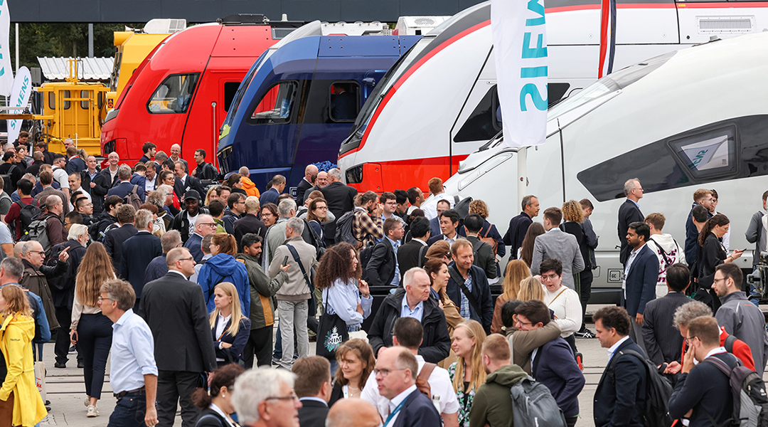 Zahlreiche Personen befinden sich vor ausgestellten Zügen.