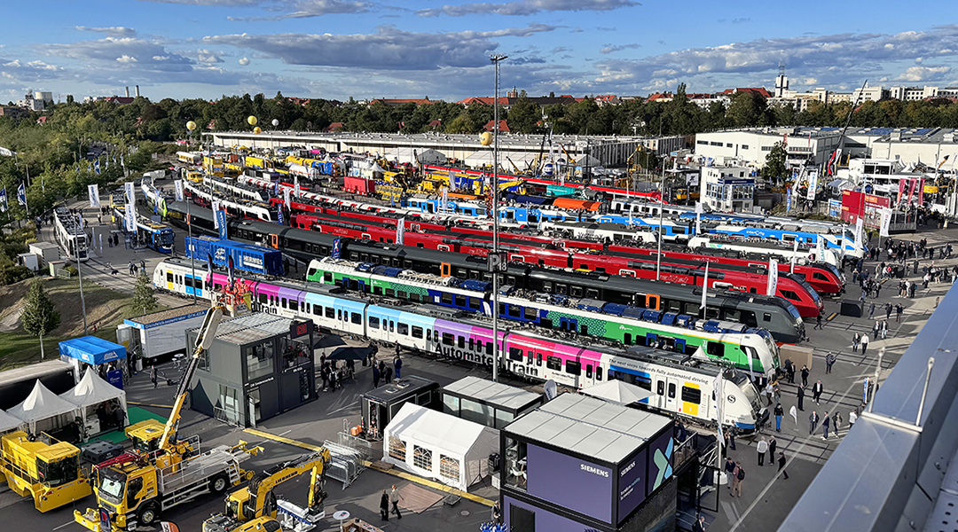 Blick von oben auf die mit Zügen vollgestellten Gleise des Messe Berlin.