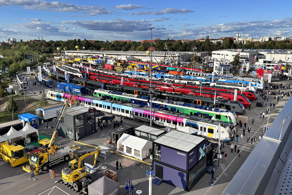 Blick von oben auf die mit Zügen vollgestellten Gleise des Messe Berlin.