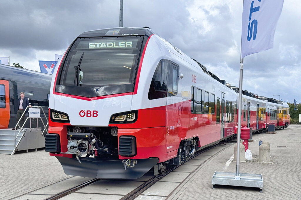 Ein Akkuzug steht auf einem Gleis auf einer Messe.
