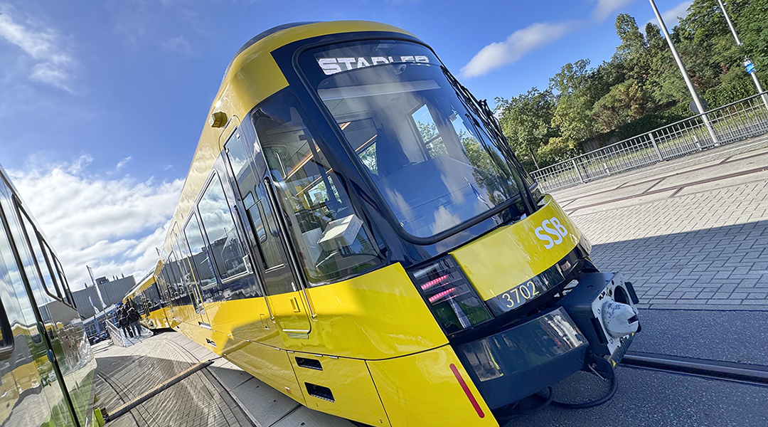 Eine Stadtbahn steht auf den Gleisen des Berliner Messegeländes.
