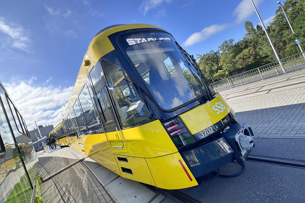 Eine Stadtbahn steht auf den Gleisen des Berliner Messegeländes.