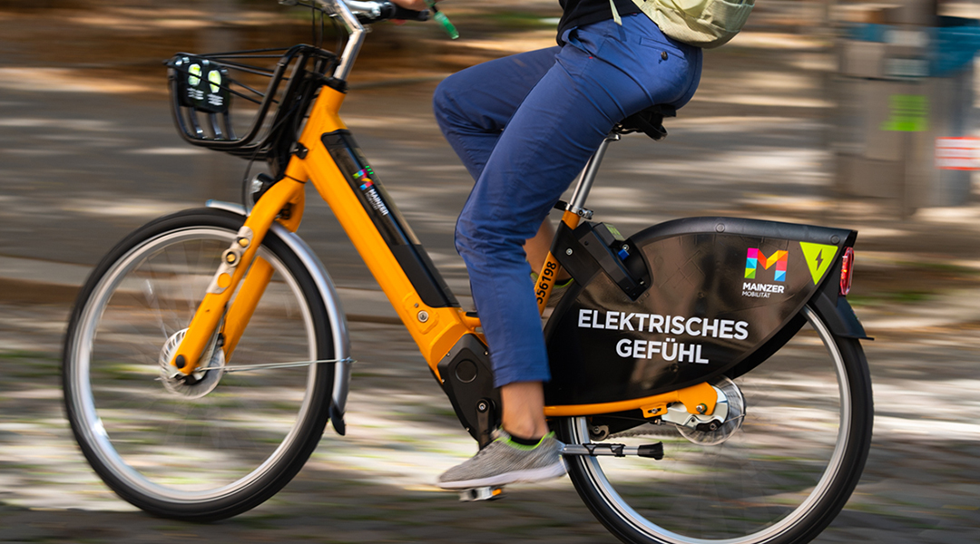 Eine Person fährt auf einem Pedelec.