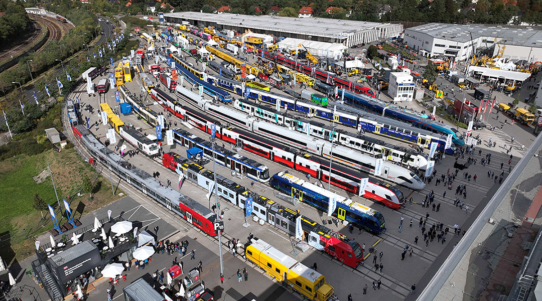 Blick von oben auf die mit Fahrzeugen gefüllten Gleise auf dem Berliner Messegelände.