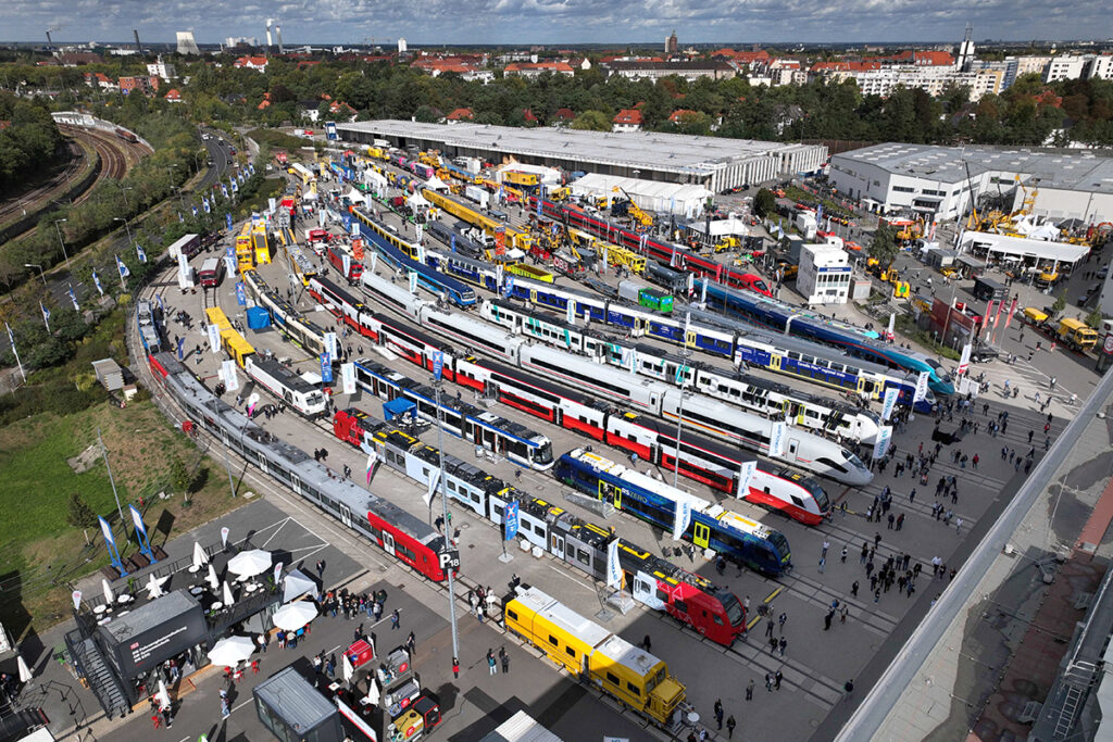 Blick von oben auf die mit Fahrzeugen gefüllten Gleise auf dem Berliner Messegelände.