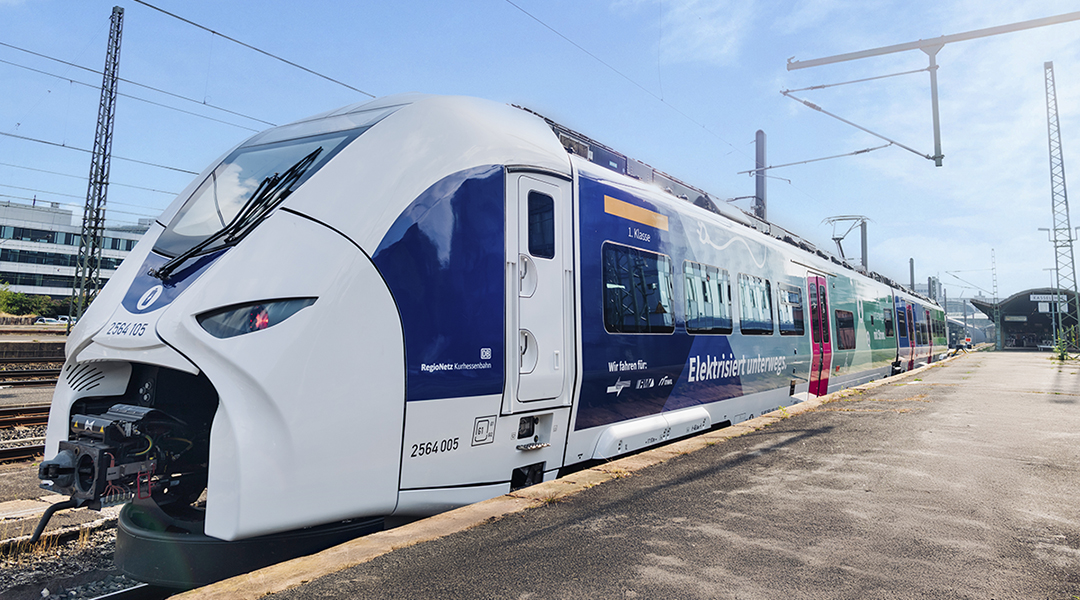 Ein Akkutriebzug steht an einem Bahnsteig.