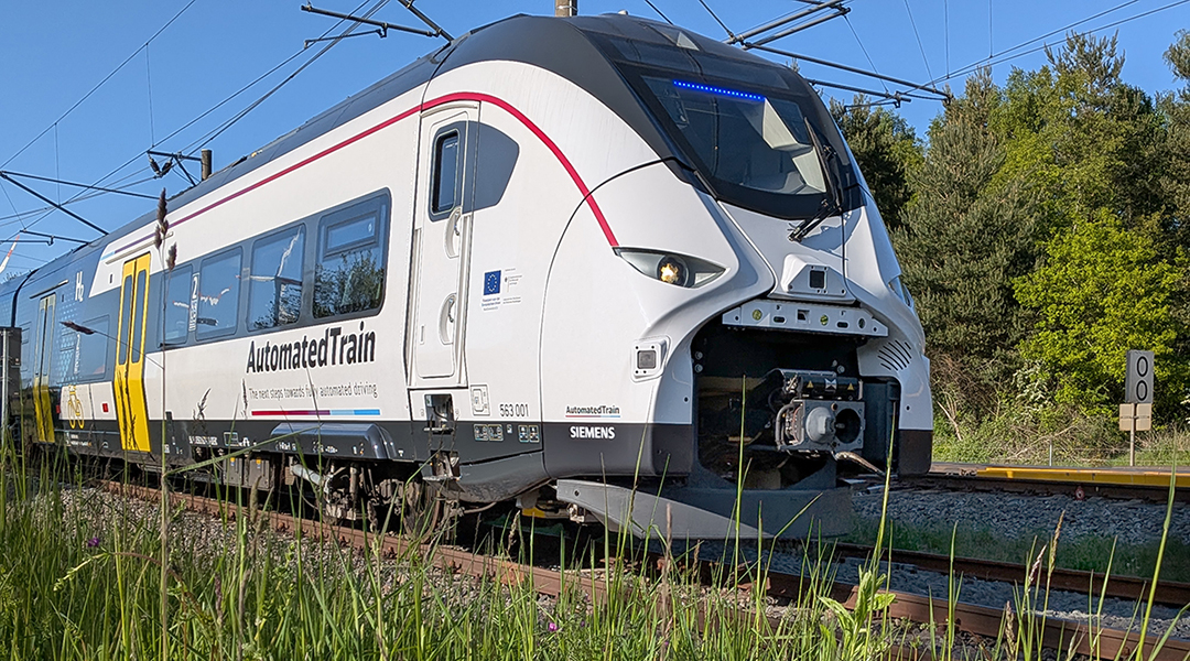 Ein Zug fährt auf einem Gleis.