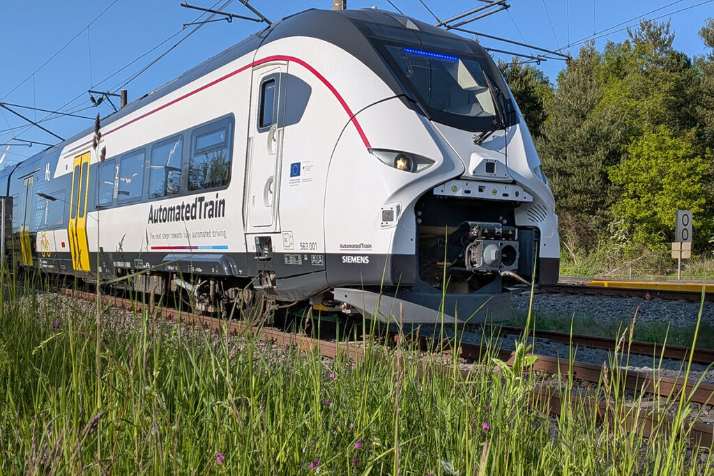 Ein Zug fährt auf einem Gleis.