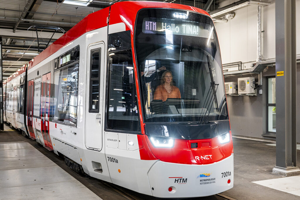 Eine Straßenbahn steht in einer Halle.