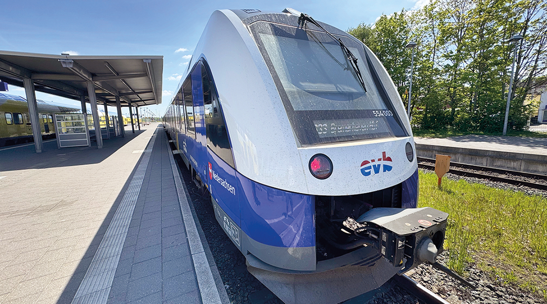 Ein Wasserstofftriebzug steht an einem Bahnsteig.