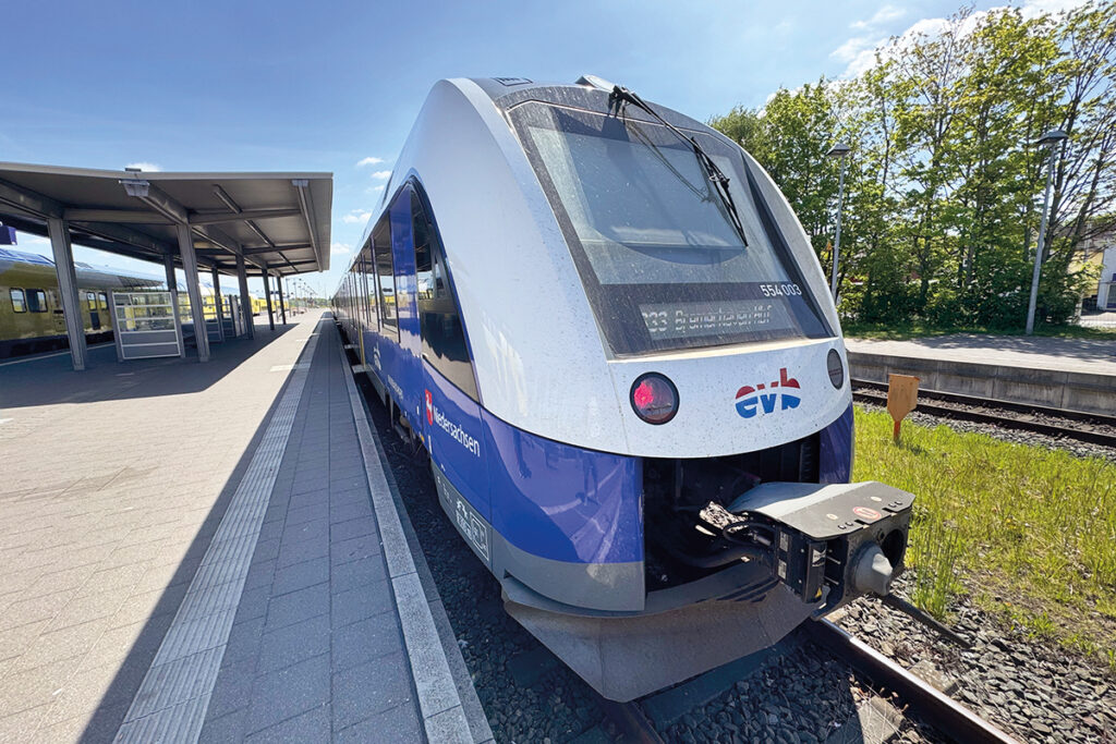 Ein Wasserstofftriebzug steht an einem Bahnsteig.