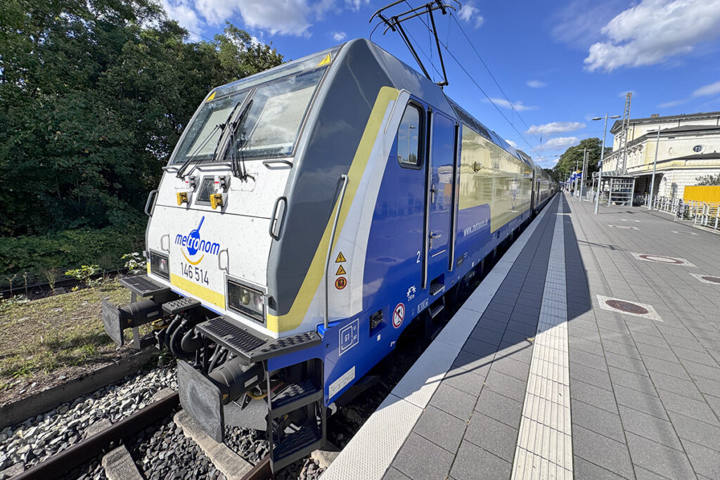 Ein Zug steht an einem Bahnsteig.