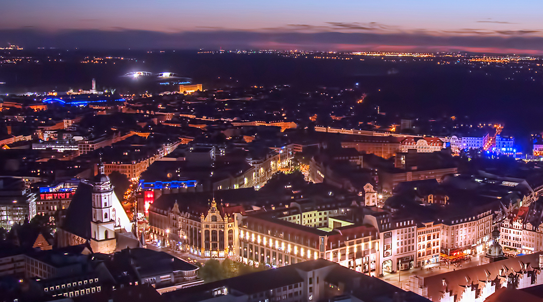 Luftaufnahme der Leipziger Innenstadt bei Nacht.