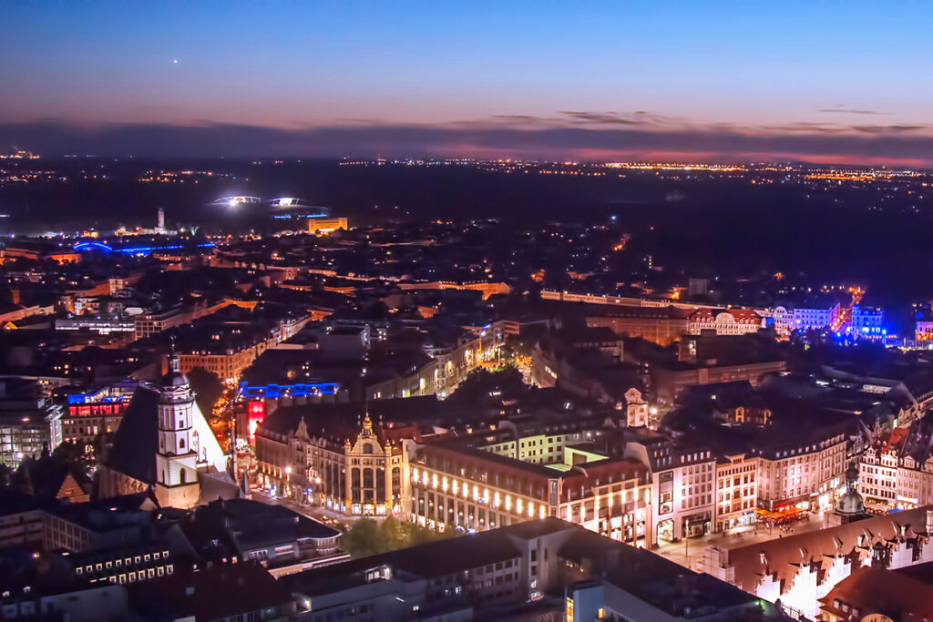 Luftaufnahme der Leipziger Innenstadt bei Nacht.