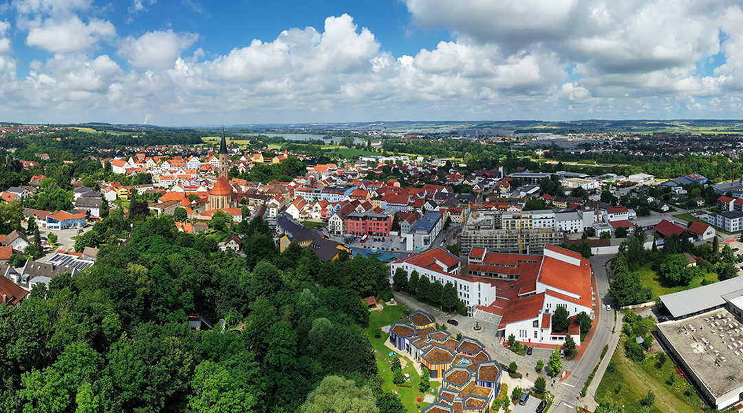 Luftaufnahme der Stadt Dingolfing mit Kirche, Altstadt und Isar.
