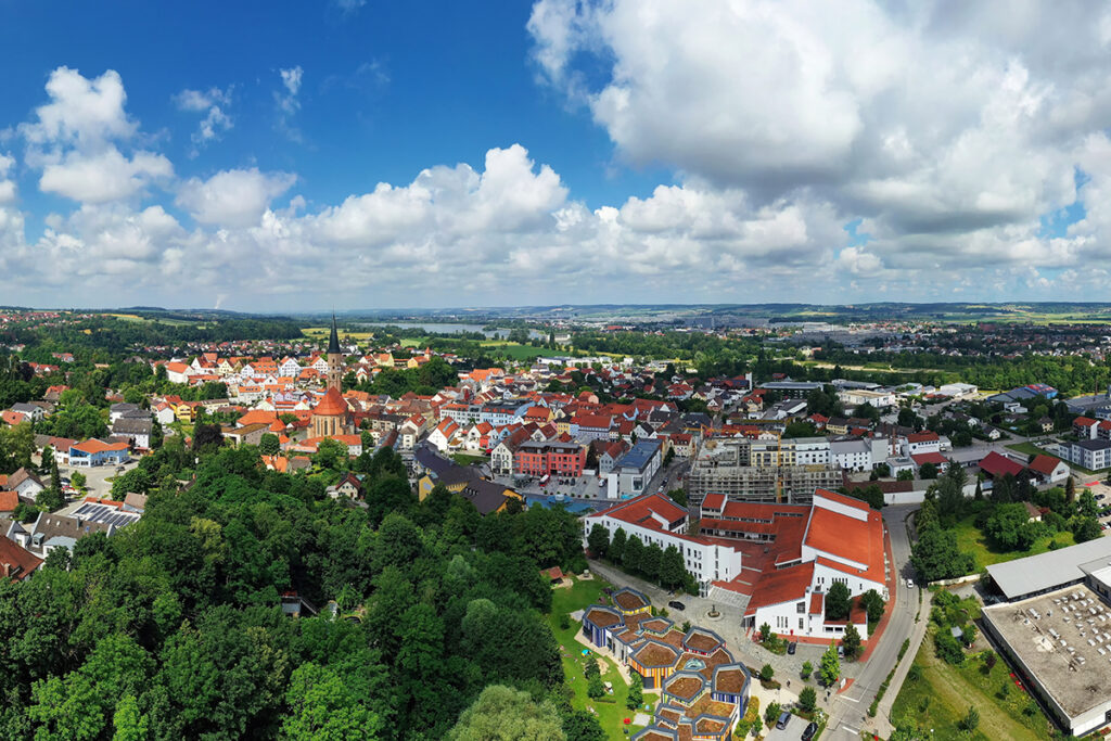 Luftaufnahme der Stadt Dingolfing mit Kirche, Altstadt und Isar.
