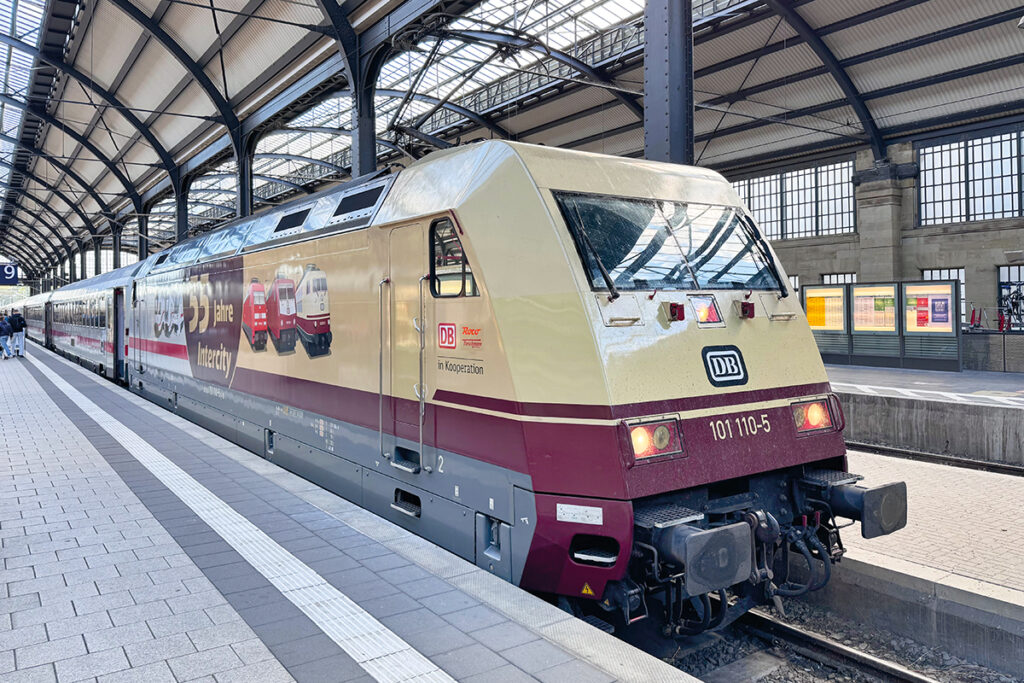 Ein Intercity-Zug steht an einem Bahnsteig.