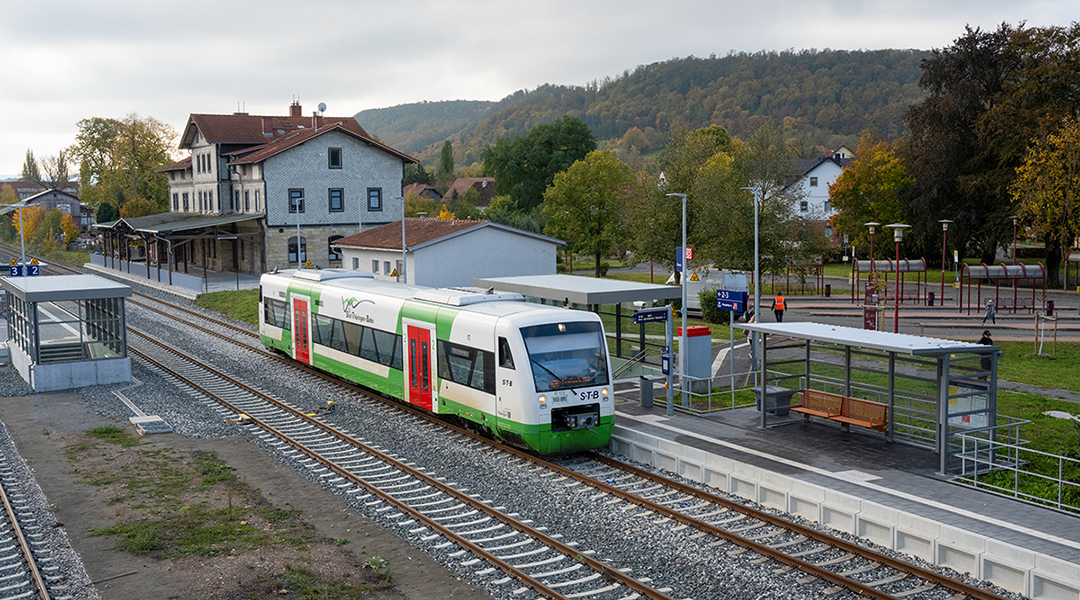 Ein Triebzug steht an einem Bahnsteig.