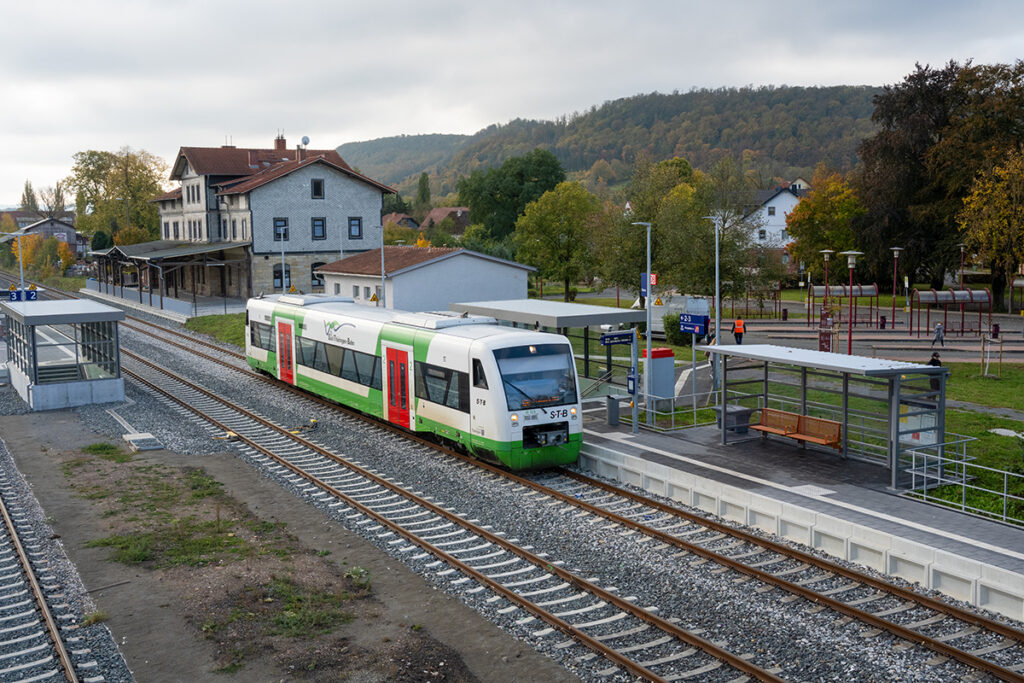 Ein Triebzug steht an einem Bahnsteig.