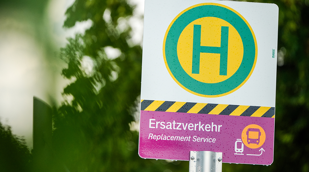 Das Schild einer Bushaltestelle mit der Aufschrift Ersatzverkehr.