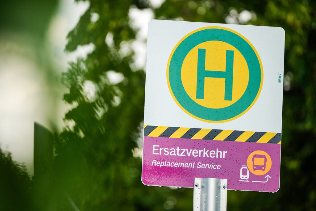 Das Schild einer Bushaltestelle mit der Aufschrift Ersatzverkehr.