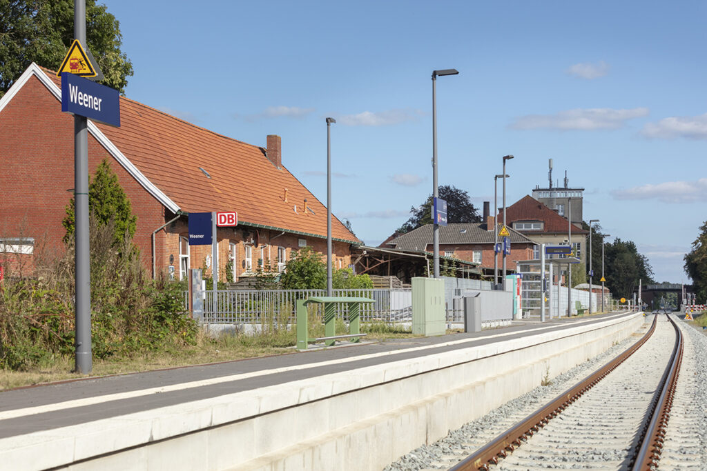 Ein Gleis führt an einem neuen Bahnsteig entlang.