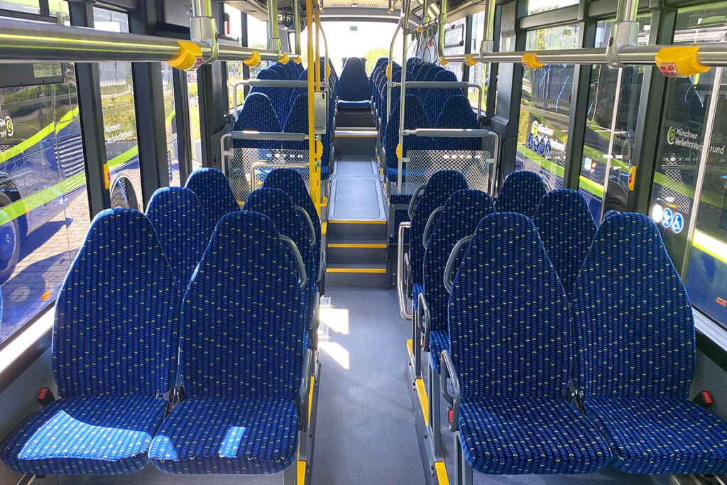 Blick in den Innenraum eines Linienbusses mit vielen Sitzen.