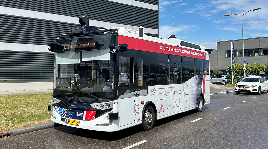 Ein autonomer Kleinbus auf einer Straße.