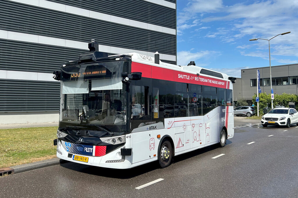 Ein autonomer Kleinbus auf einer Straße.