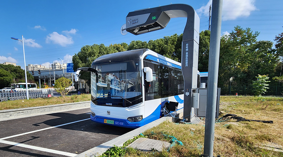 Ein Elektrobus steht an einer Ladestation.