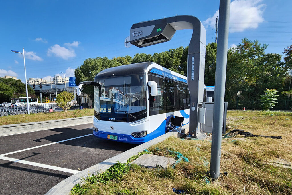Ein Elektrobus steht an einer Ladestation.