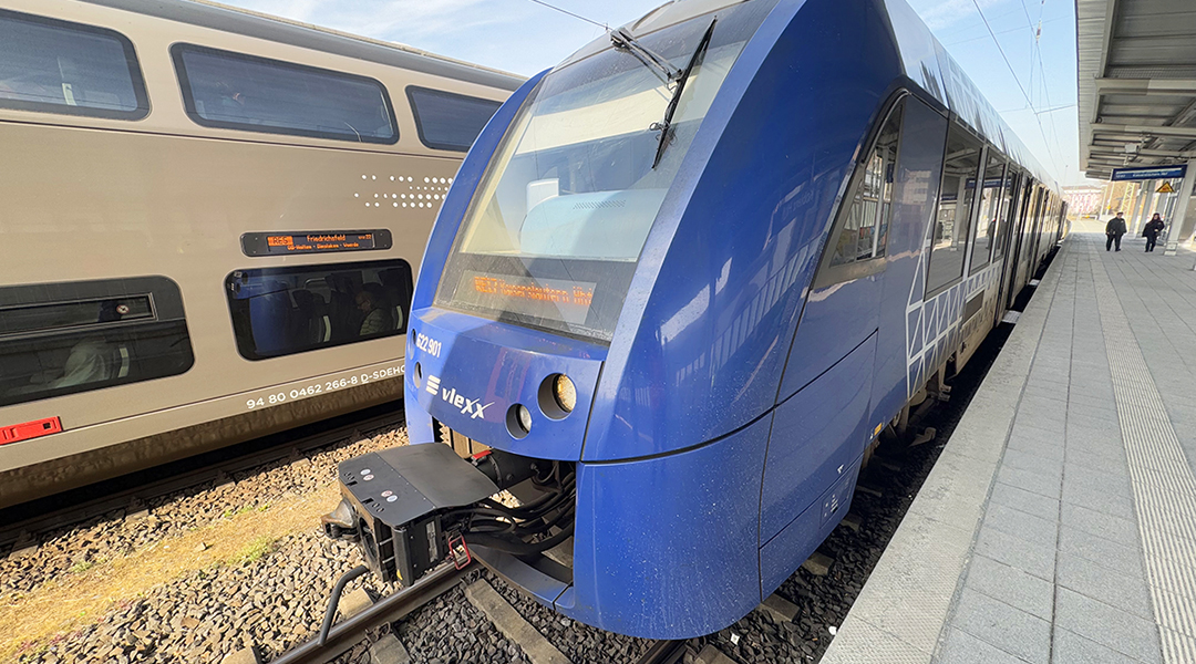 Ein Triebzug steht an einem überdachten Bahnsteig.